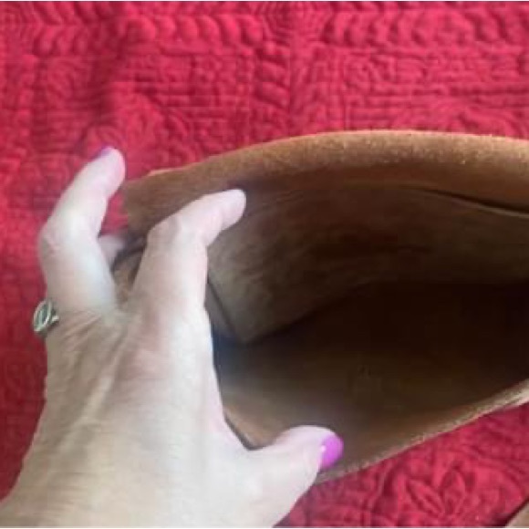 COPY - Loyal Leather Crossbody. Made by those rescued from trafficking. - Picture 4 of 4